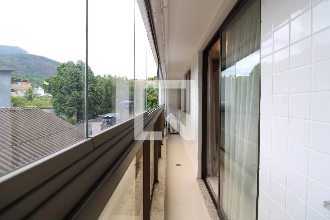 Furnished 2-bedroom apartment with glass balcony — photo 40