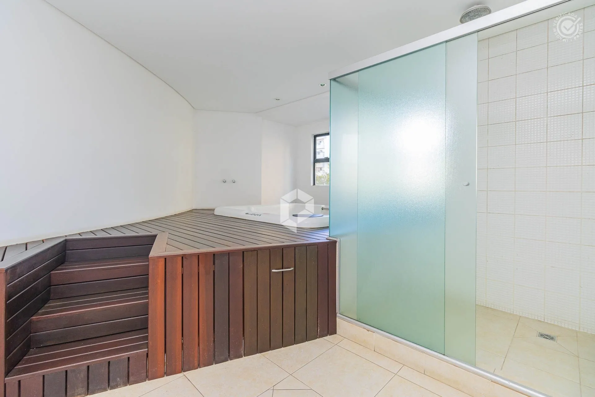 Furnished 1-bedroom apartment with a private BBQ — photo 28