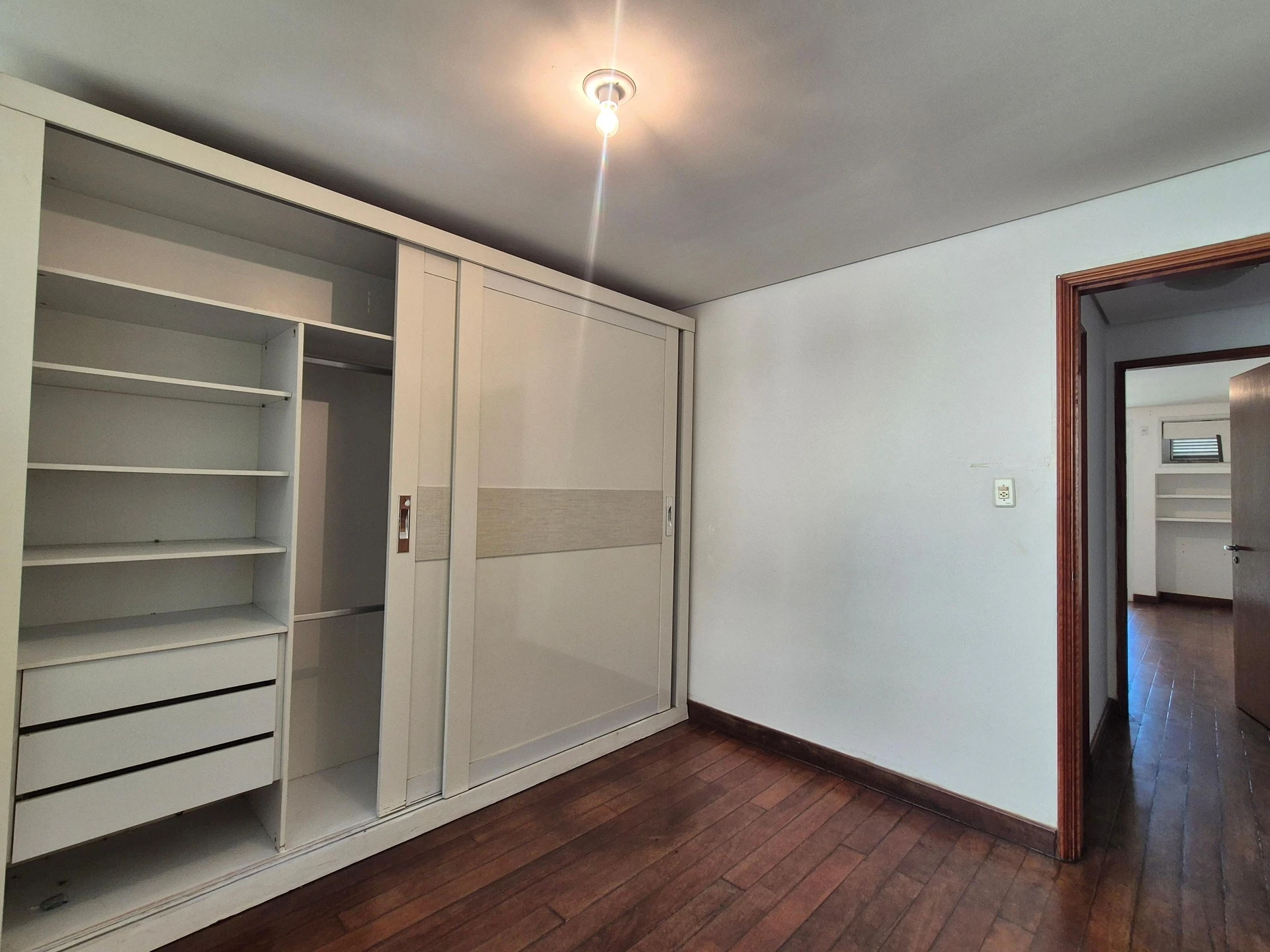 Apartamento com 2 quartos, suíte e varanda com animais — photo 18