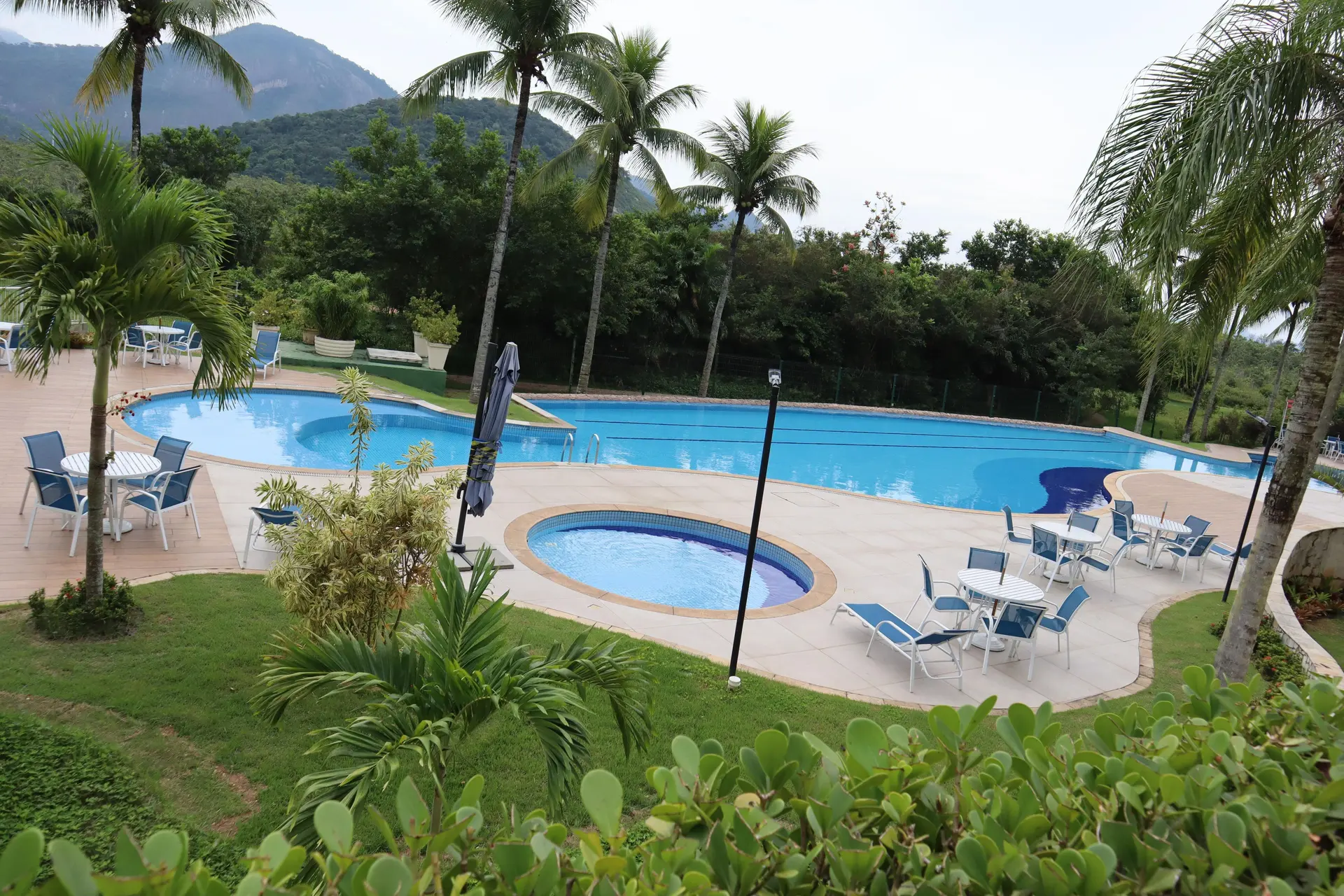 2-bedroom apartment with a mountain view — photo 37