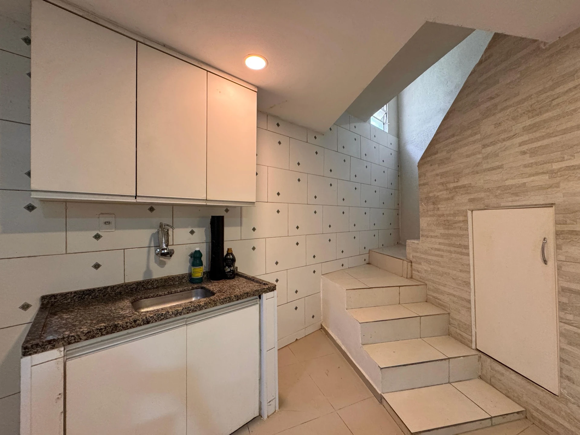 Balcony with a grill in a 2-bedroom house, 165 m² — photo 11