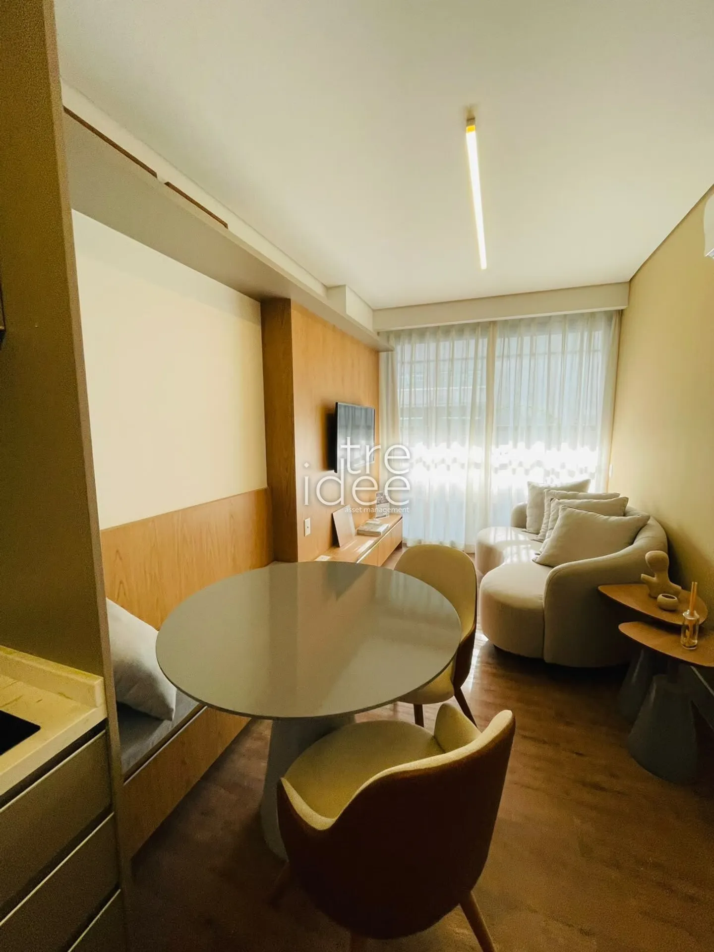 Furnished 1-bedroom apartment with an open-plan kitchen — photo 5