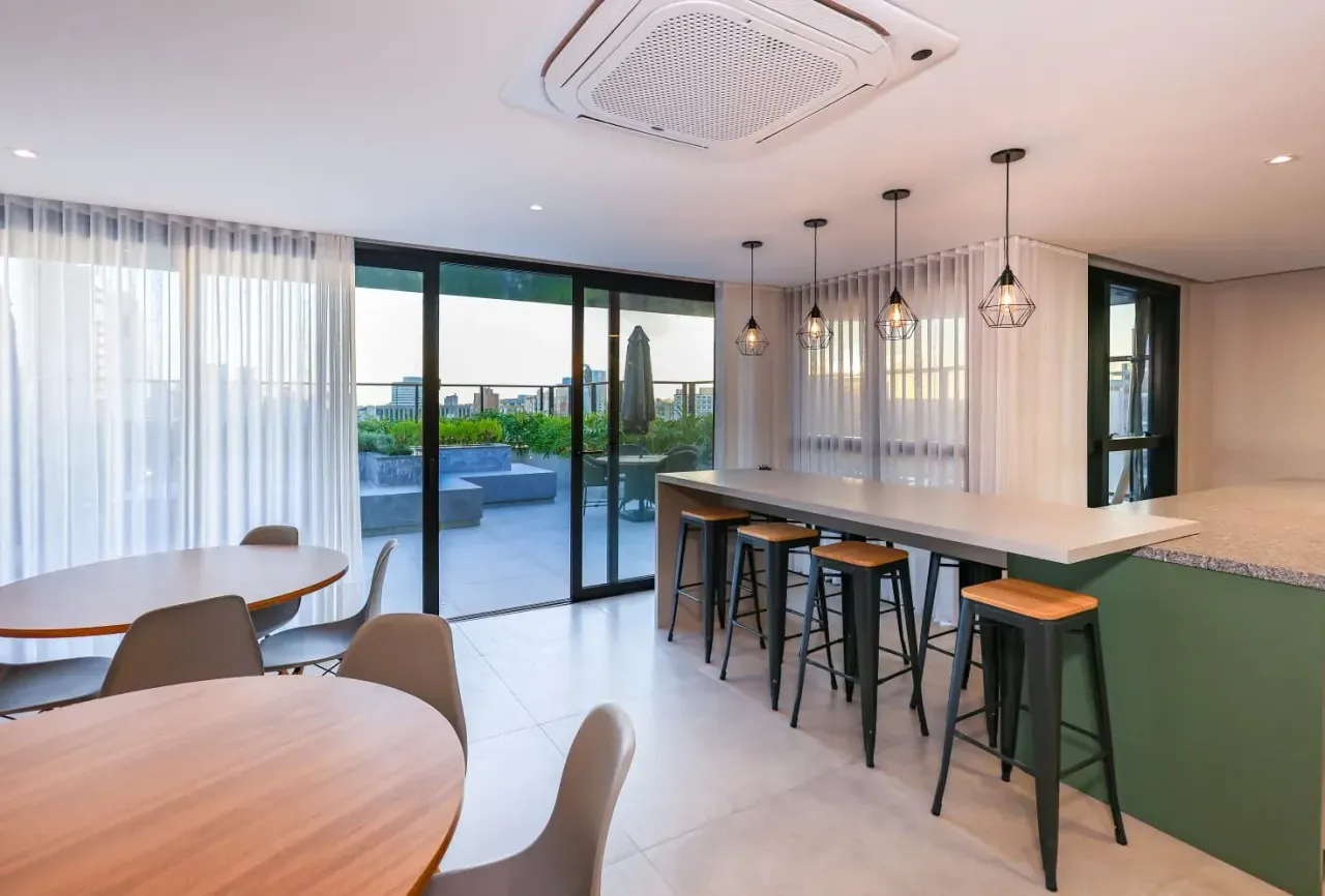 Furnished 1-bedroom apartment with open-plan kitchen — photo 15