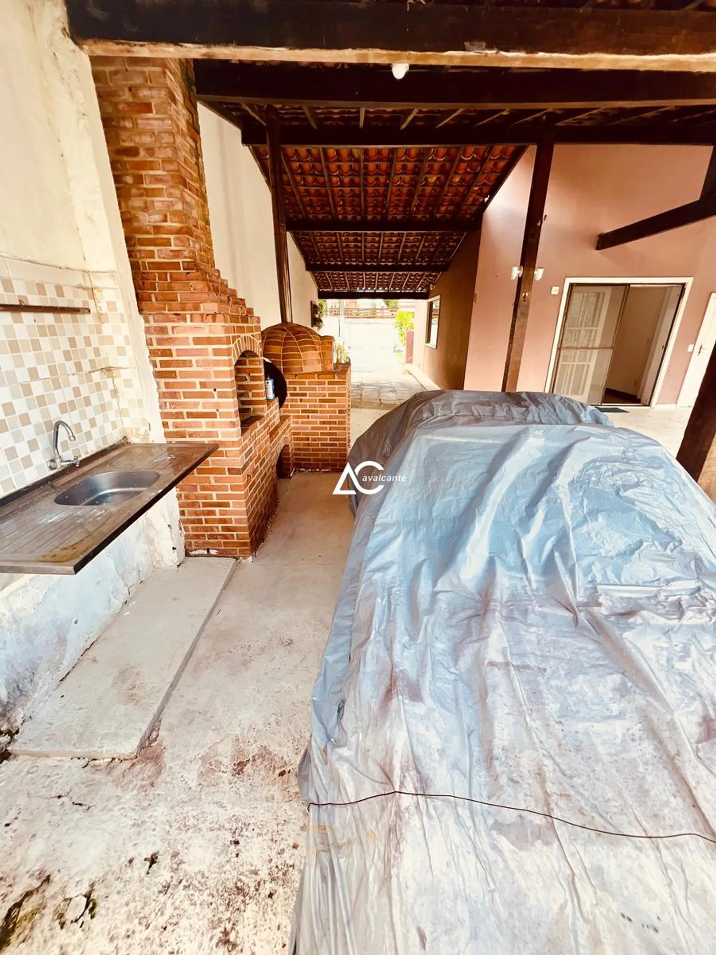 House with 5 bedrooms and 5 bathrooms plus a pool — photo 40