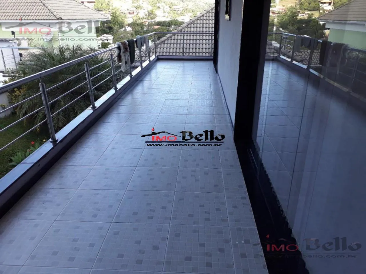 Casa com 3 suítes e 400 m², piso de madeira na sala — photo 14