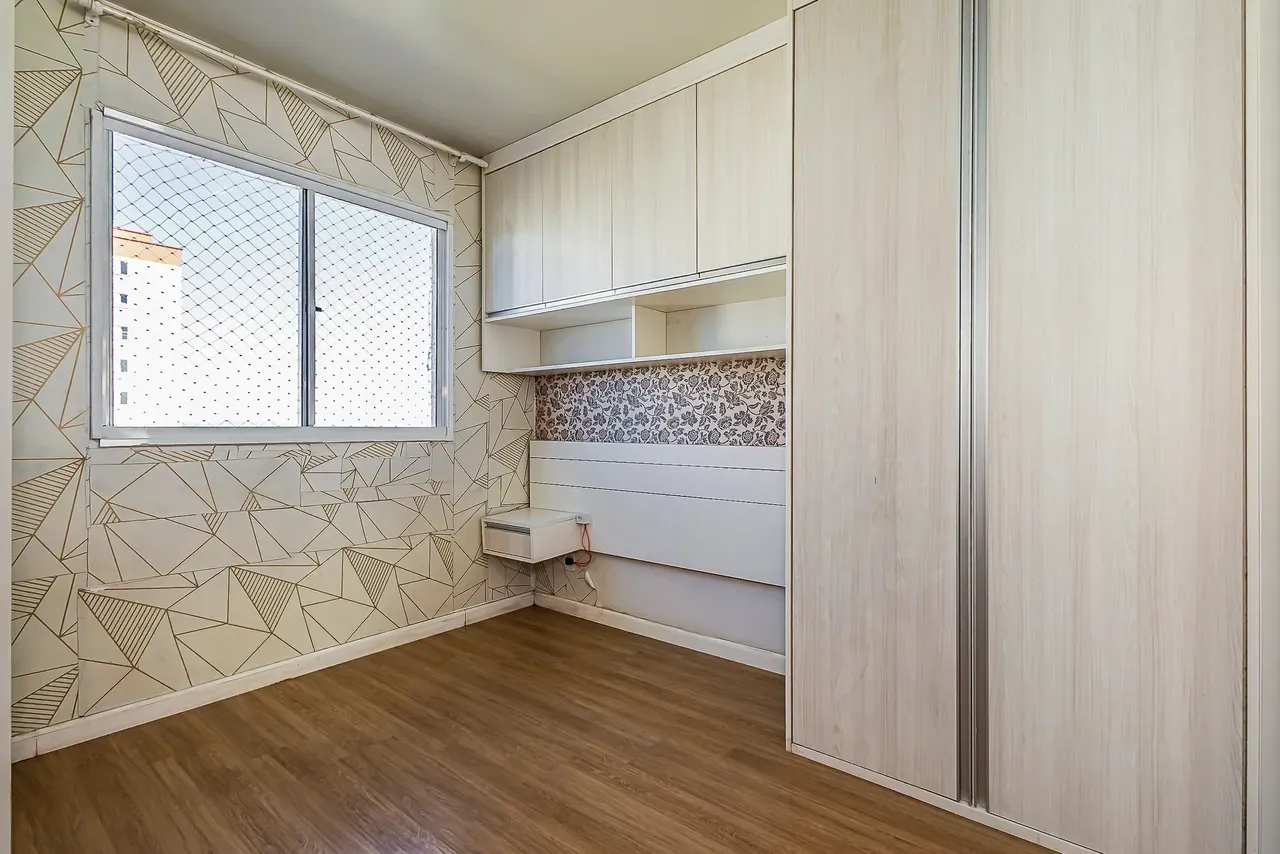 2-bedroom apartment with wood or laminate floors in Curitiba — photo 6