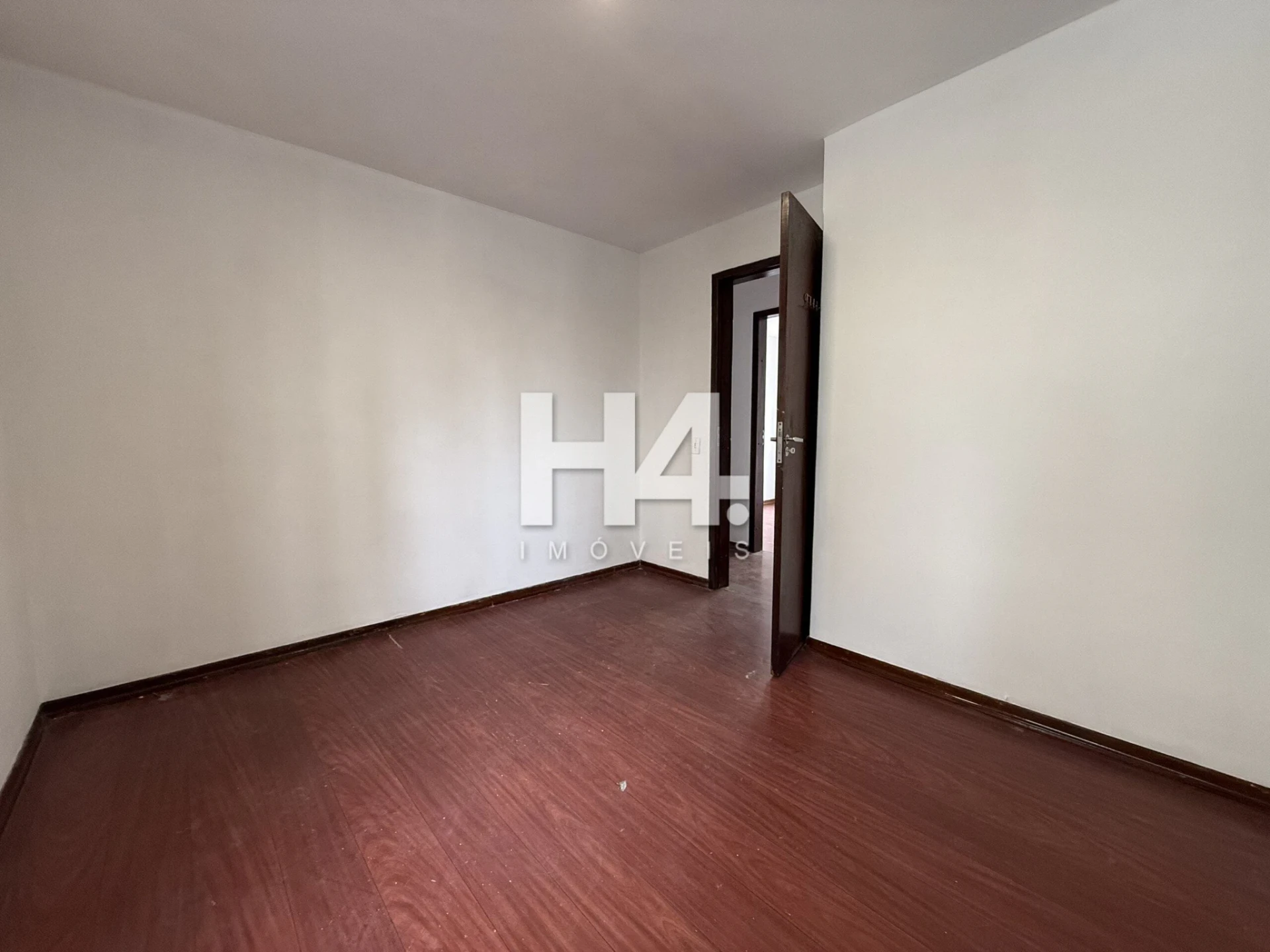 Квартира з 3 спальнями та дерев'яною підлогою або ламінатом — photo 23