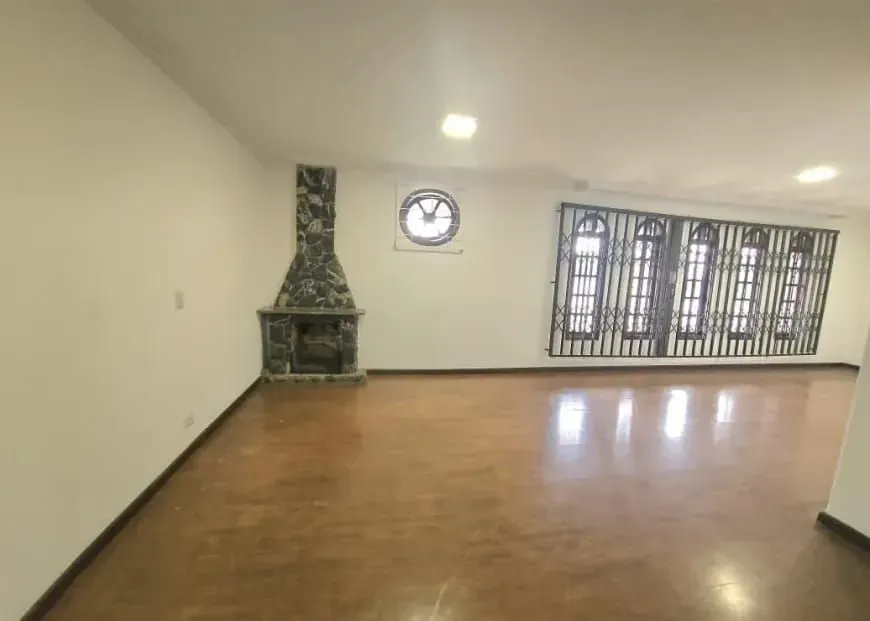 3 quartos e piso de madeira ou laminado: casa de 200 m² — photo 14