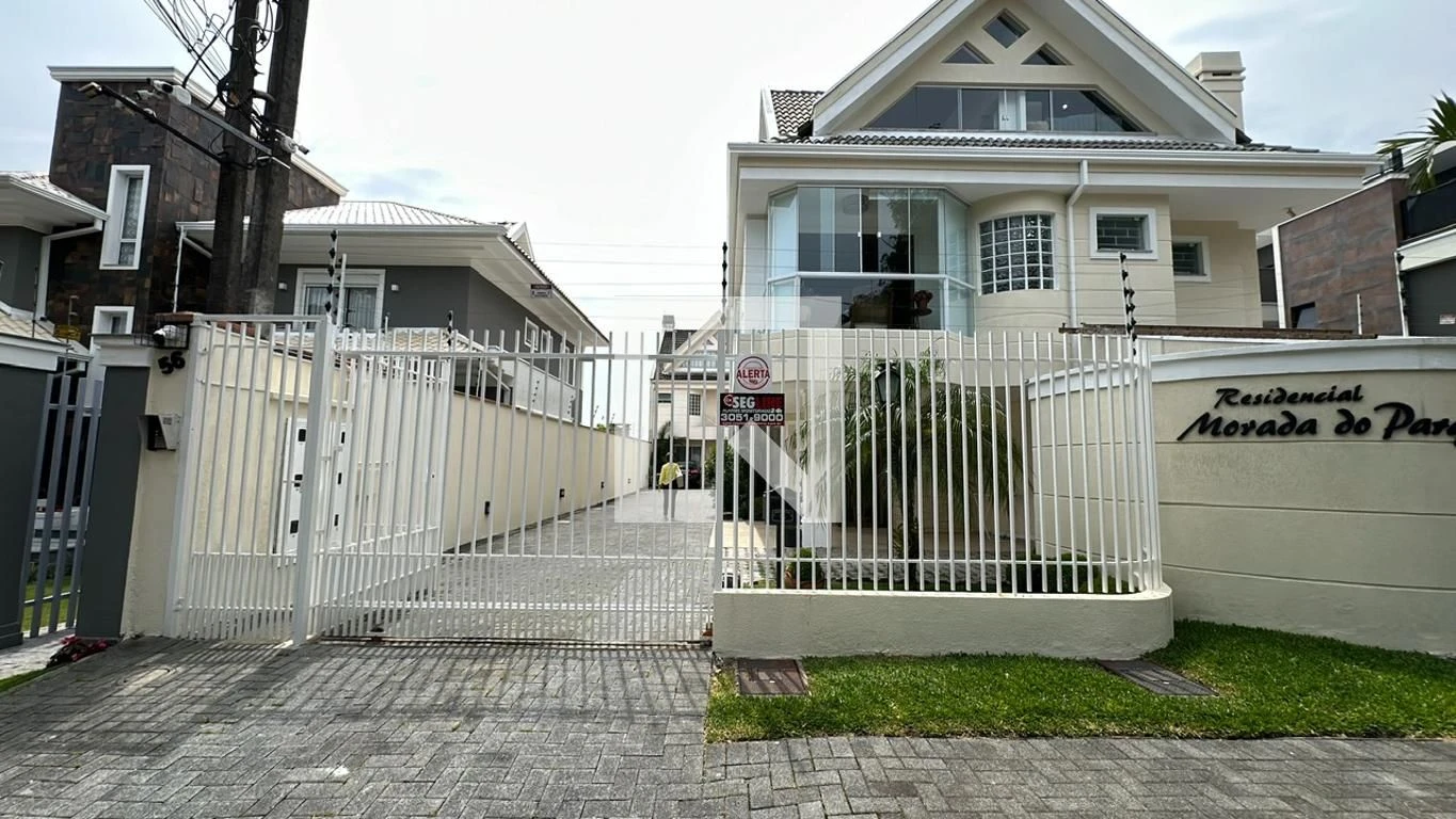 3-bedroom house with a glass-enclosed balcony in Curitiba — photo 51