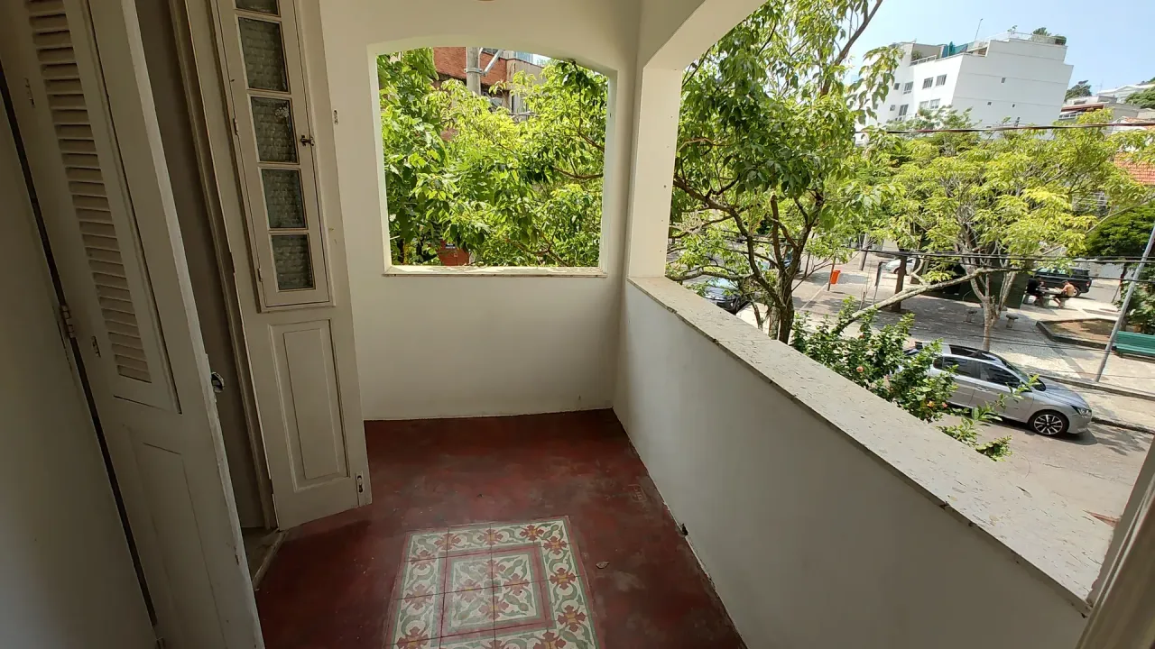 Unfurnished house with 4 bedrooms and 4 bathrooms