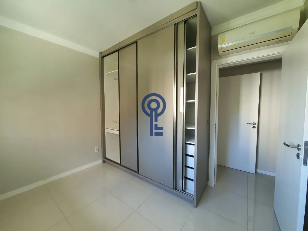 4-bedroom apartment with a mountain view — photo 11