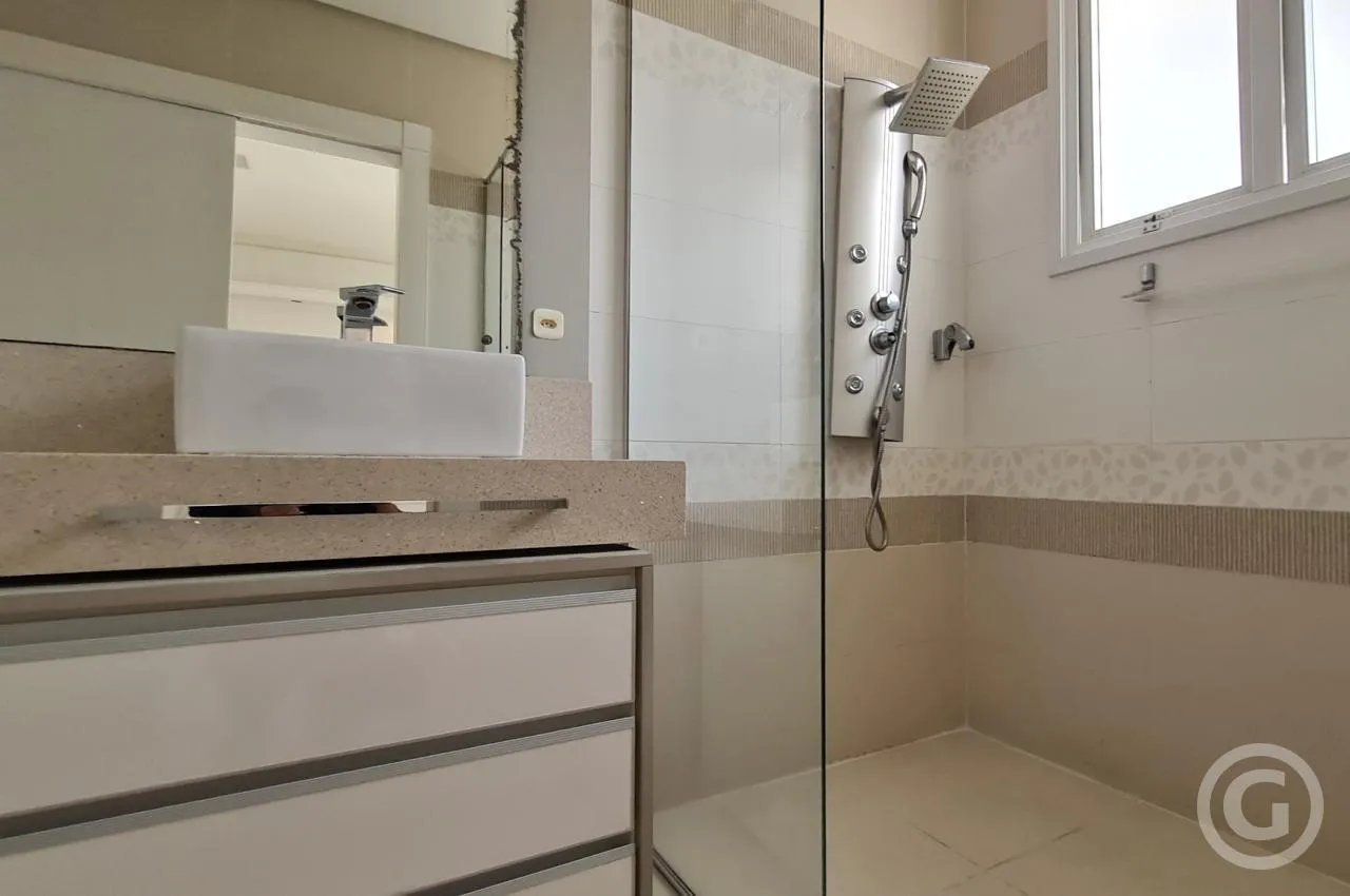4-bedroom house with a walk-in closet in Florianópolis — photo 15