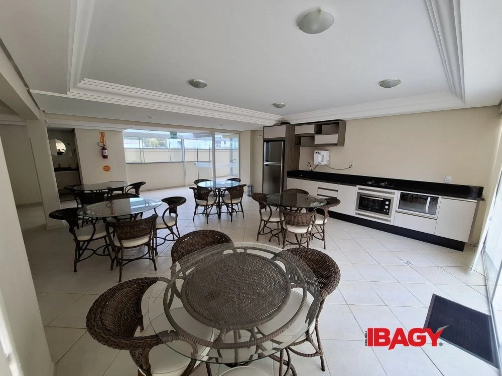 Apartamento de 1 dormitorio con cocina abierta y suite — photo 16