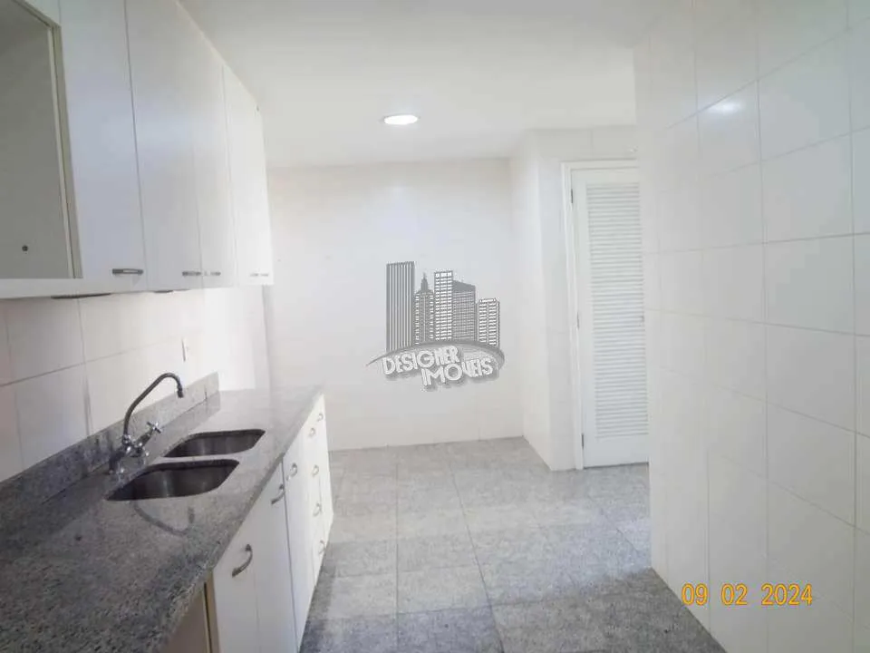 Balcony with a grill in a 3-bedroom apartment, 129 m² — photo 7