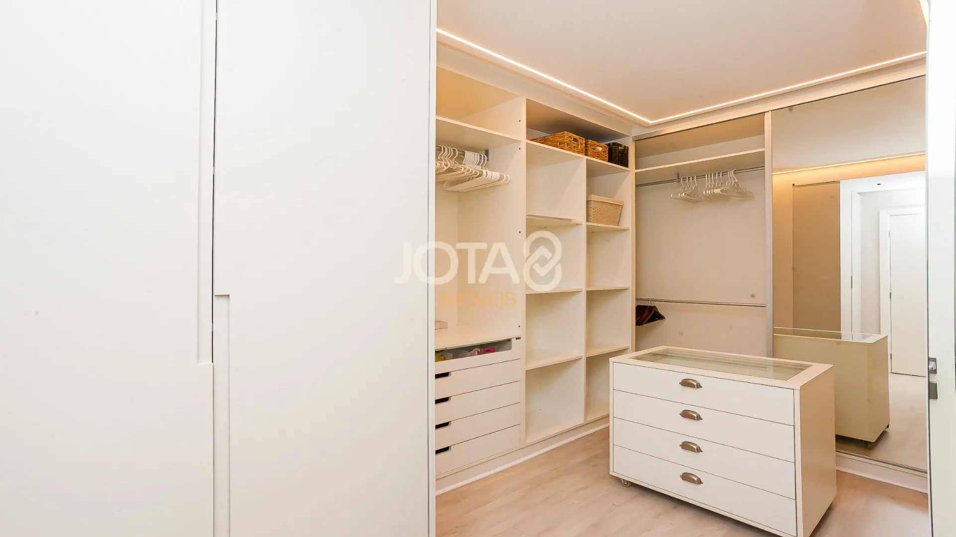 199 m² apartment with 2 bedrooms and a suite, 2 parking — photo 42