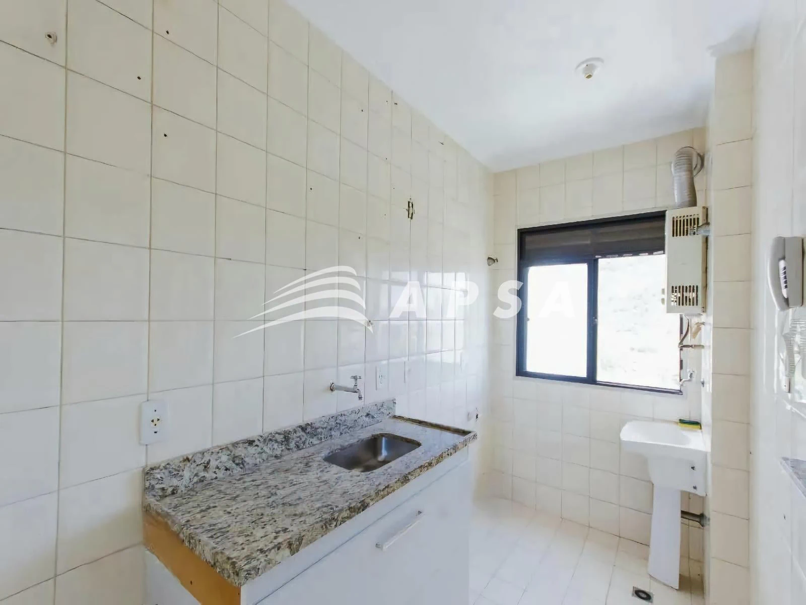 Unfurnished 2-bedroom apartment with a private BBQ — photo 2