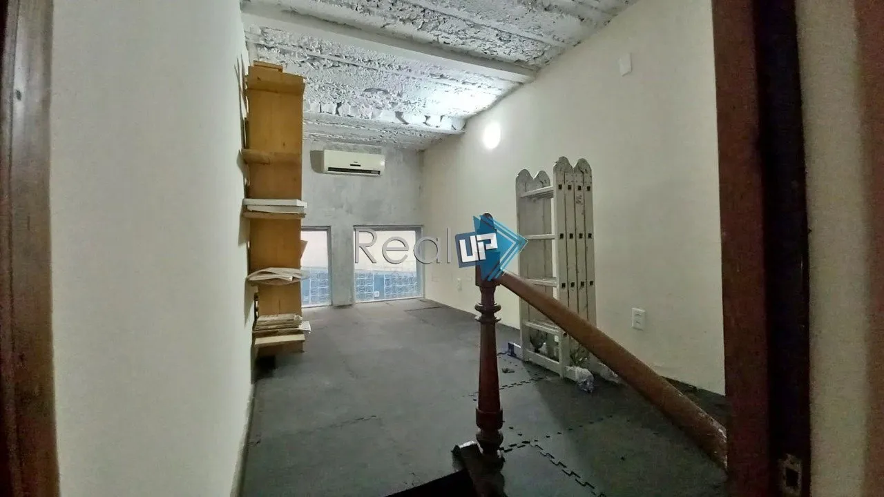 Colonial-style house with 3 bedrooms and a balcony — photo 73