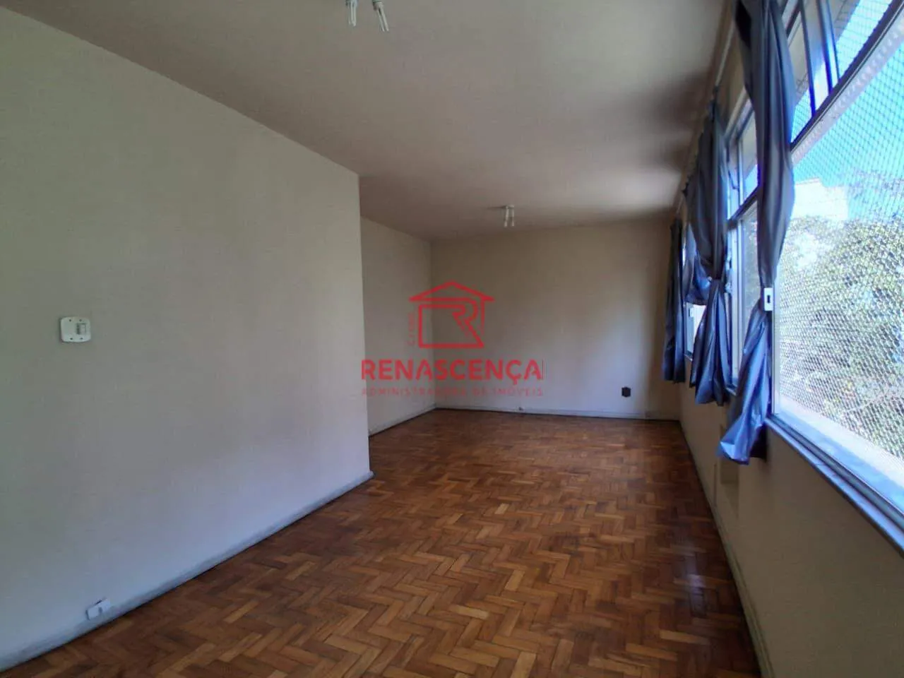 Walk-in closet in a 3-bedroom apartment, 130 m² — photo 25
