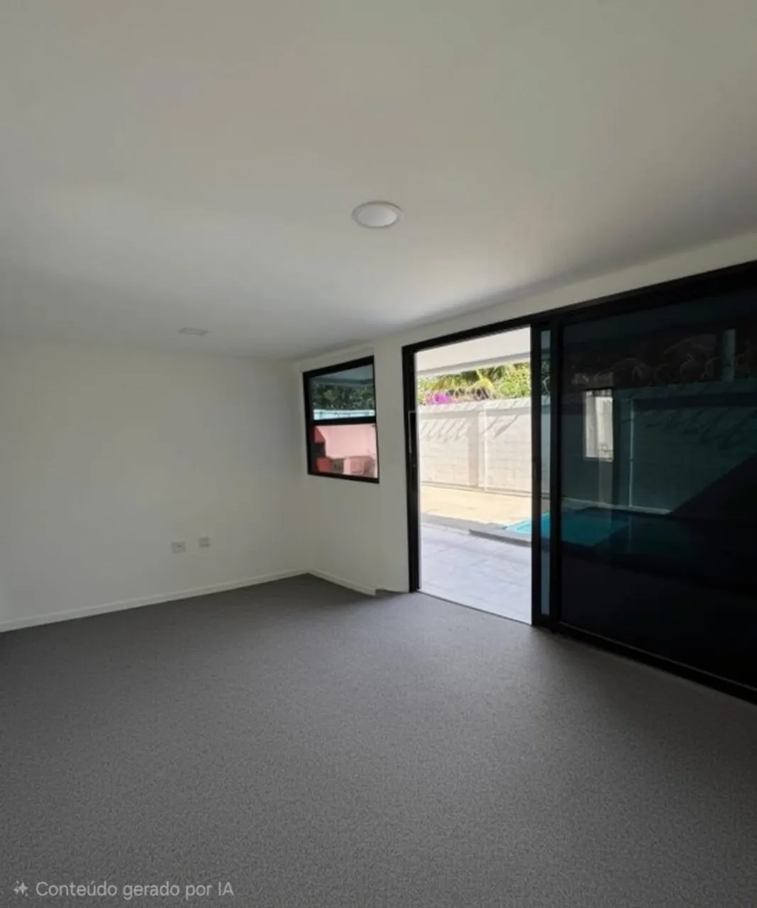 Glass-enclosed balcony in a 3-bedroom apartment, 192 m²
