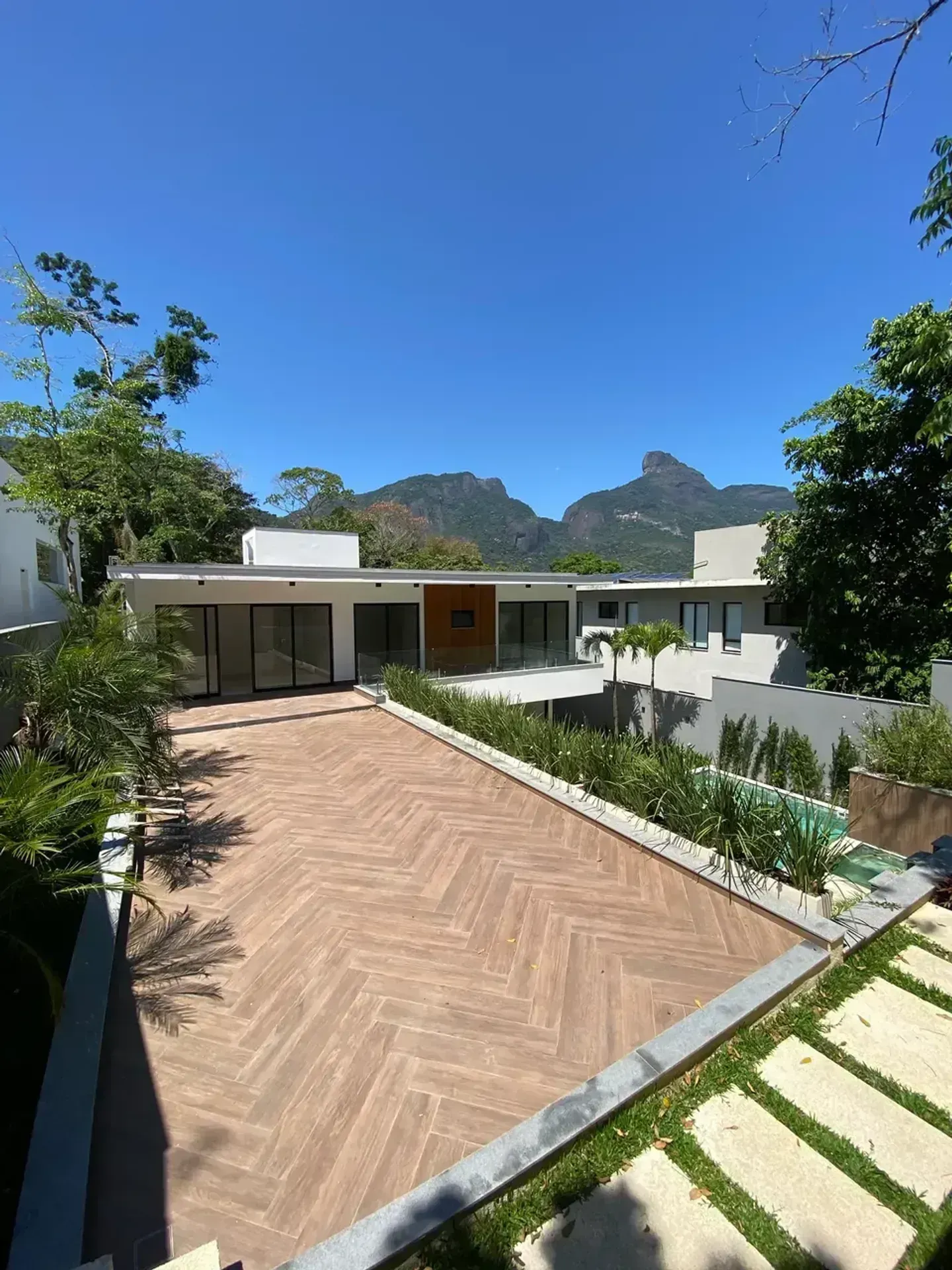 Unfurnished house with 5 bedrooms and 5 bathrooms — photo 35