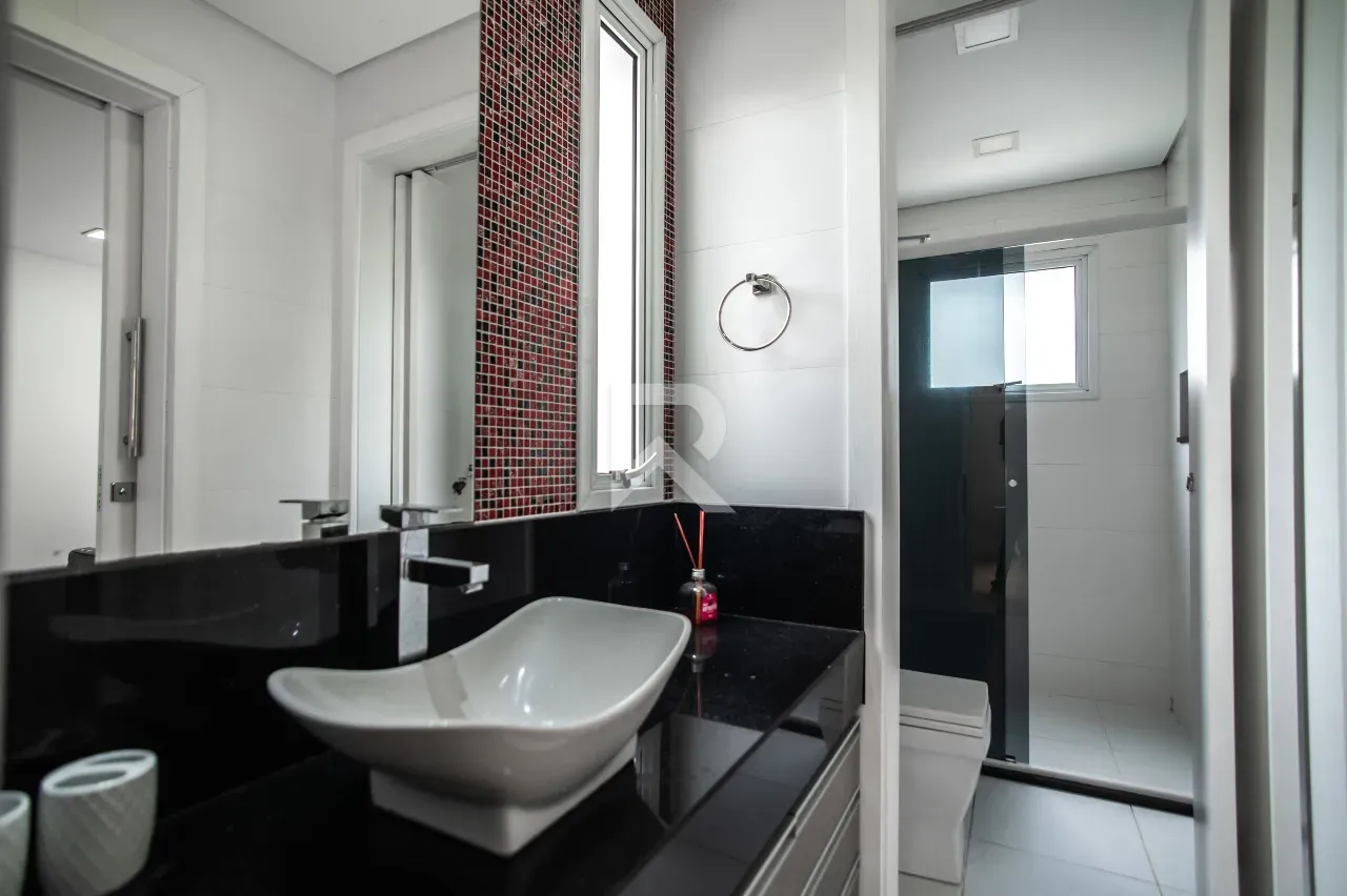 Furnished house with 4 bedrooms and 302 m² and a garden — photo 25