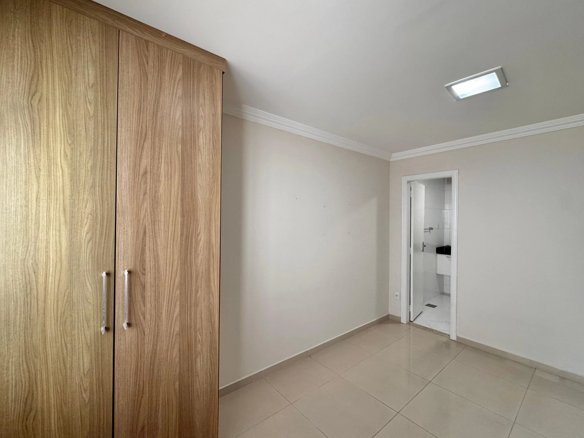 Unfurnished 3-bedroom apartment with a glassed balcony — photo 12