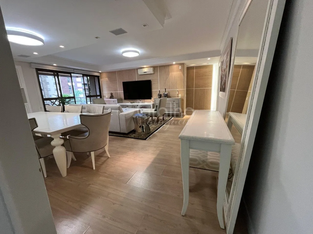 Apartamento mobiliado com 3 quartos, 201 m² e 2 suítes