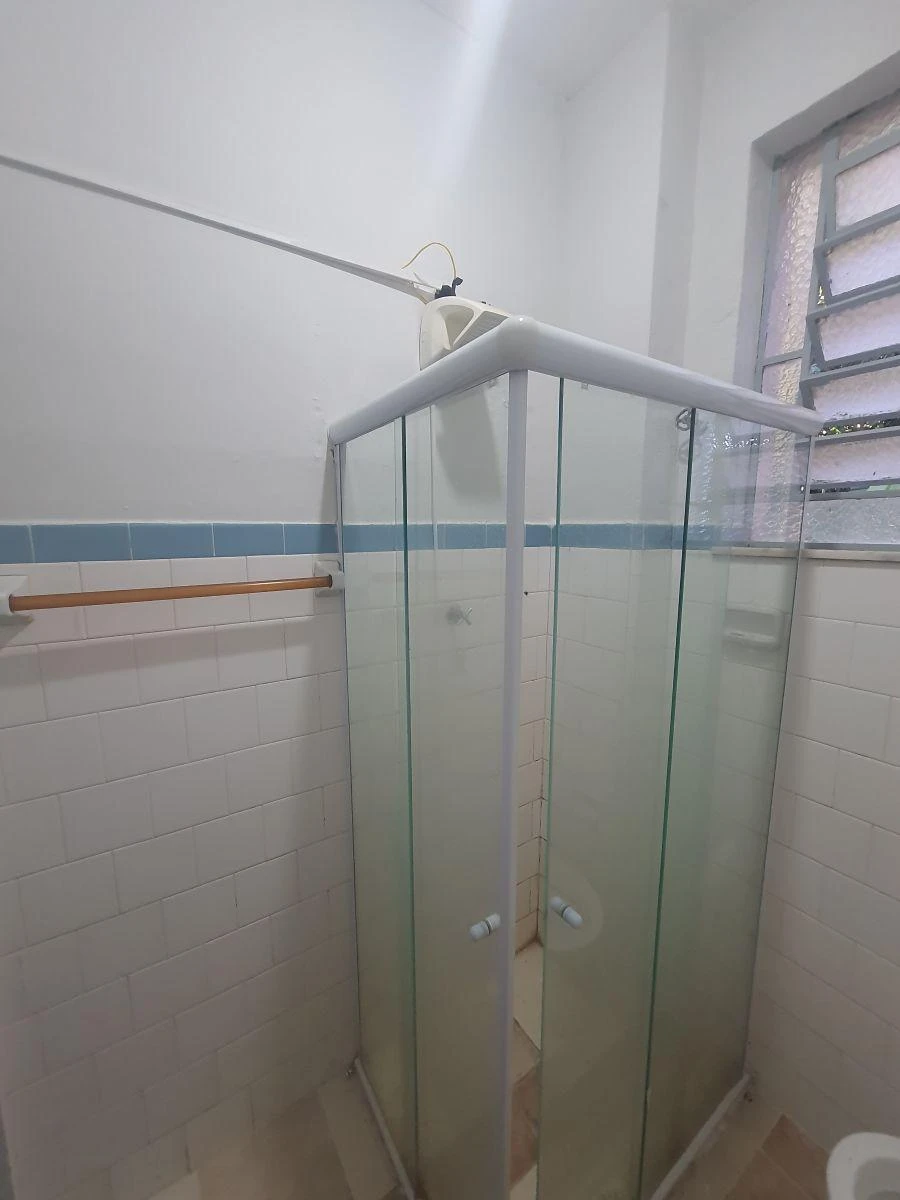 1-bedroom apartment with a glass shower enclosure — photo 4