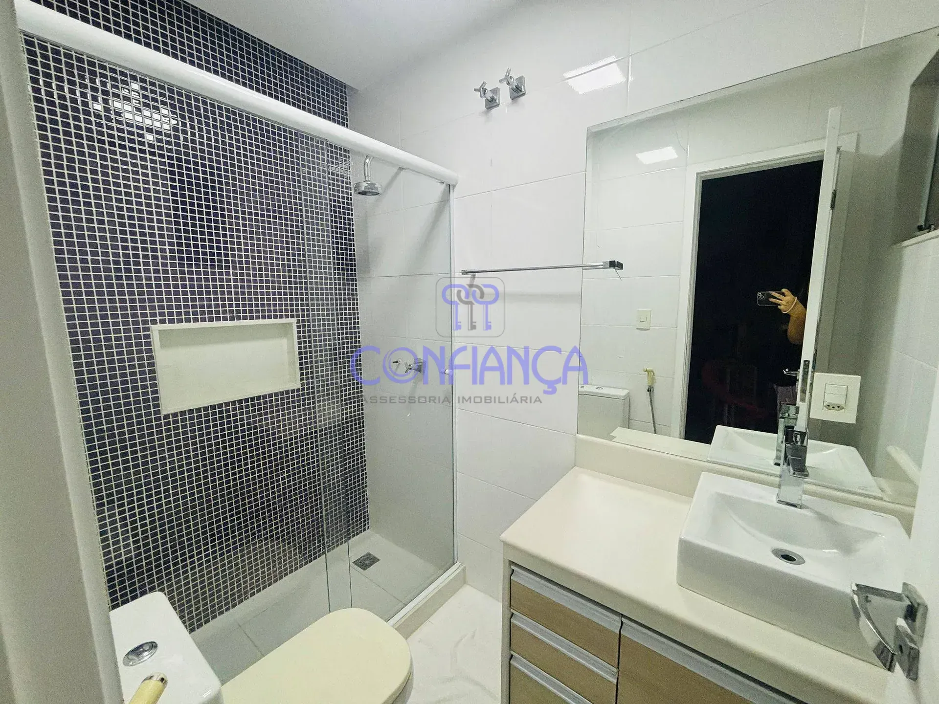 House with 4 en-suite bedrooms and 6 bathrooms — photo 30