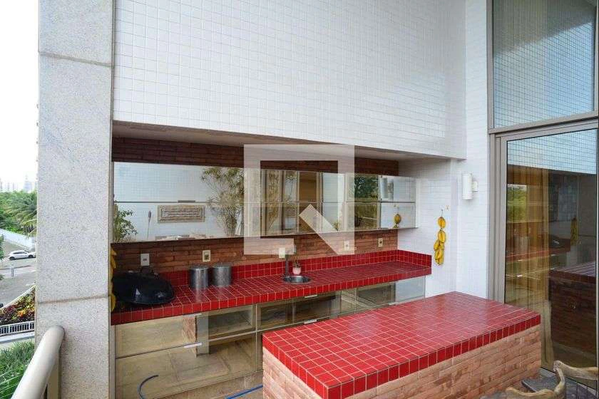 4-bedroom apartment with enclosed glass balcony — photo 3