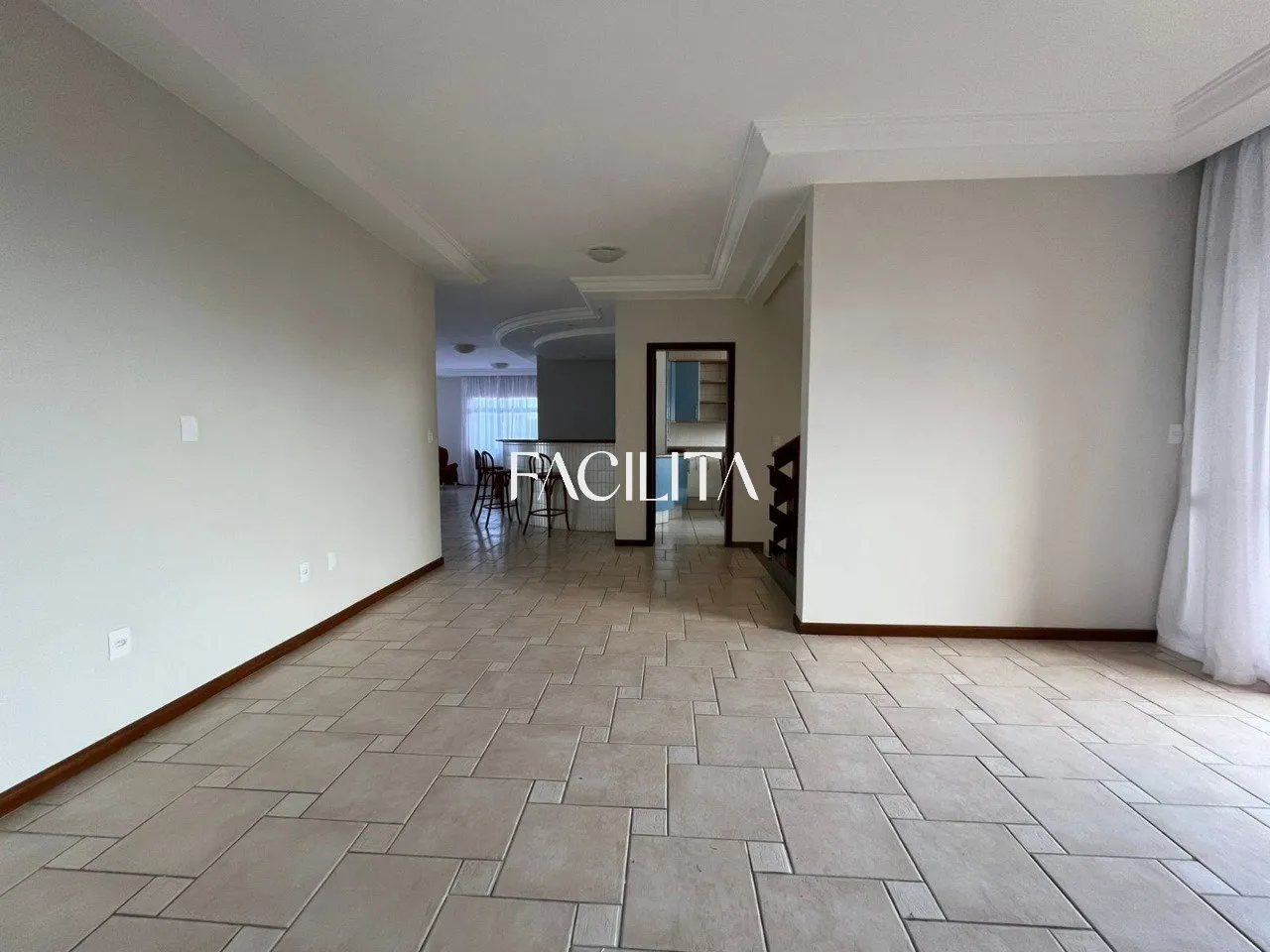 Furnished 456 m² house with 3 en-suite bedrooms and pool — photo 12