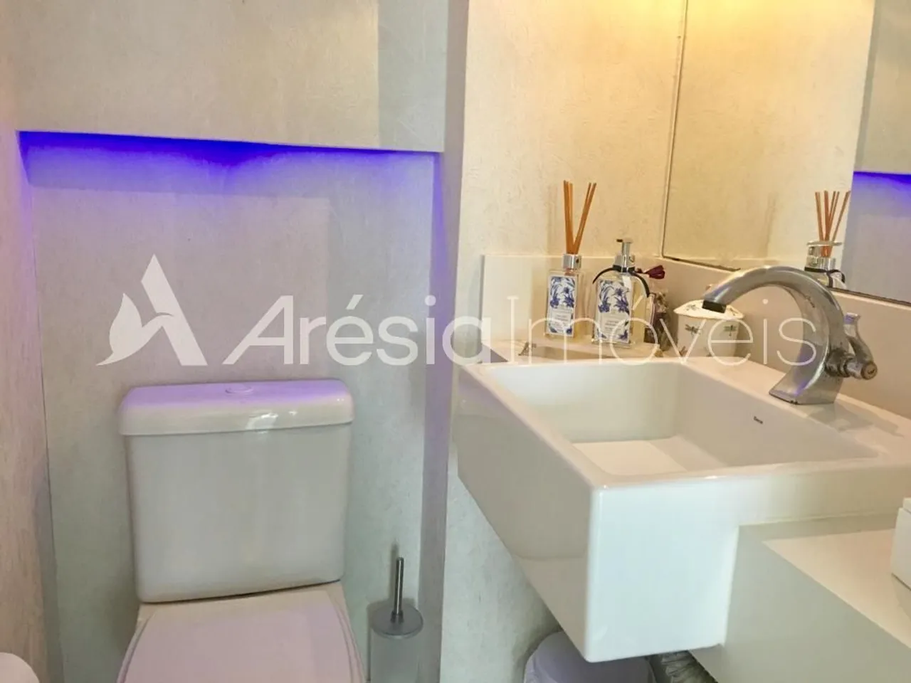 Furnished 3-bedroom apartment with glassed-in balcony — photo 13