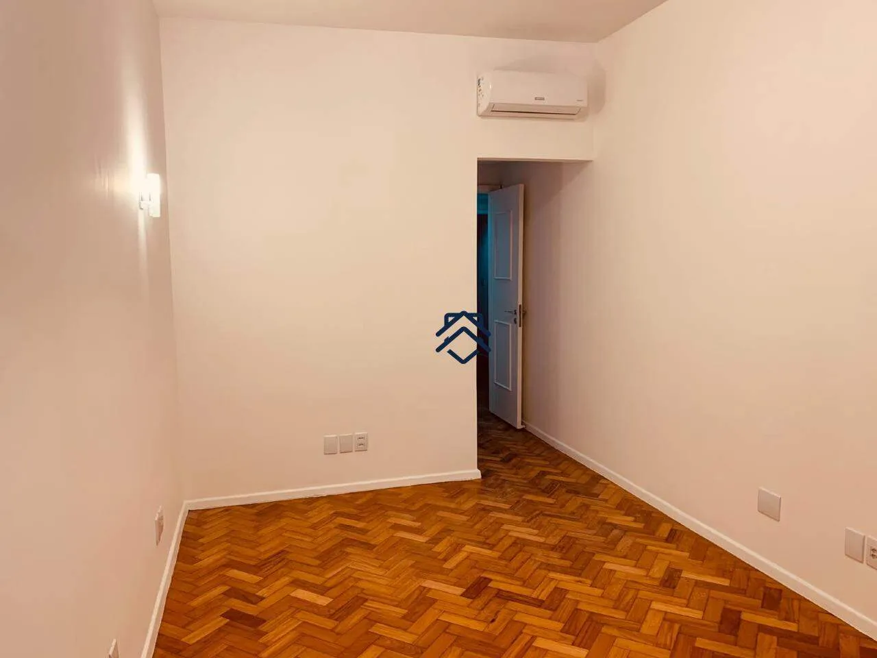 Walk-in closet in a 4-bedroom apartment, 180 m² — photo 21