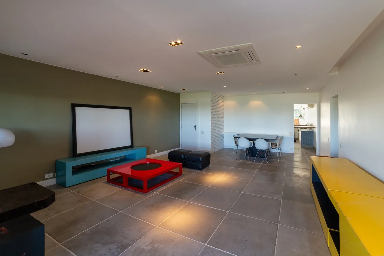 Unfurnished apartment with open-plan kitchen and 4 bedrooms — photo 5