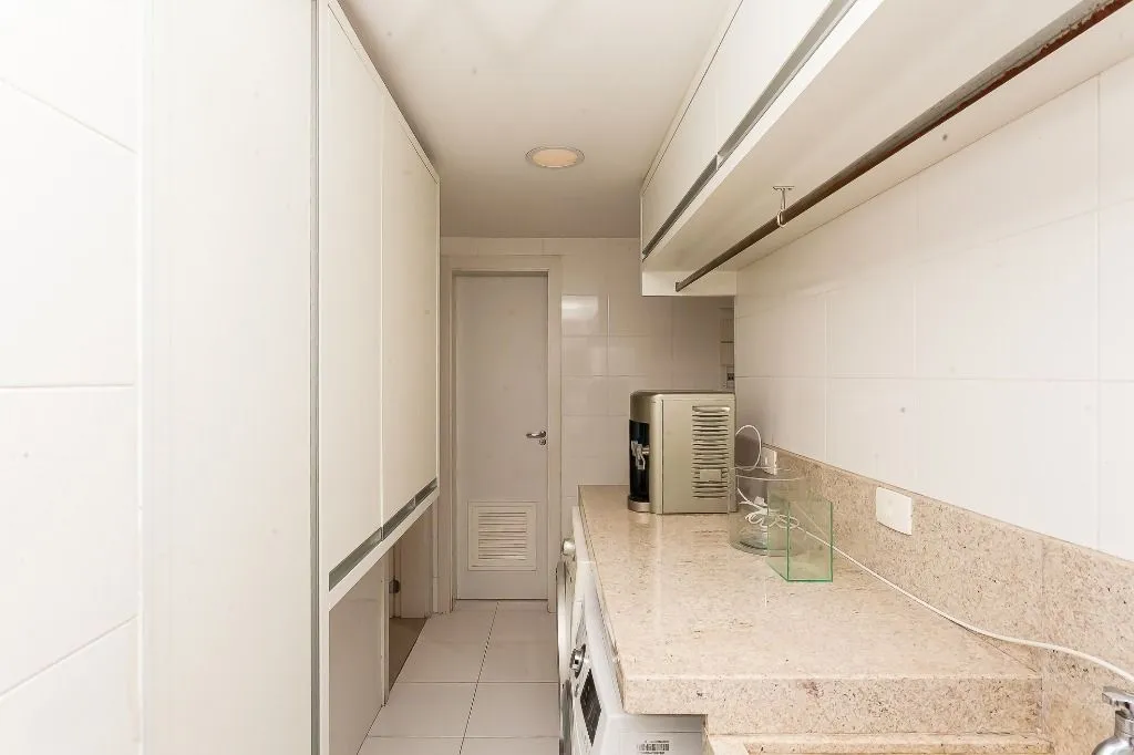 Rental apartment with 3 en-suite bedrooms and 4 baths — photo 15