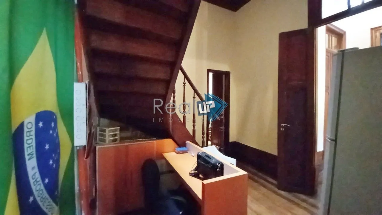 Colonial-style house with 3 bedrooms and a balcony — photo 64