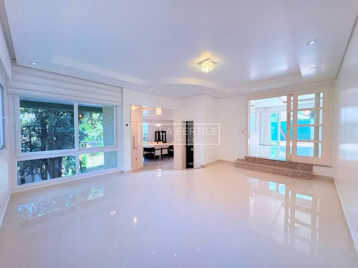 Будинок на 5 спалень із 2 ванними при кімнаті, 400 м² — photo 4