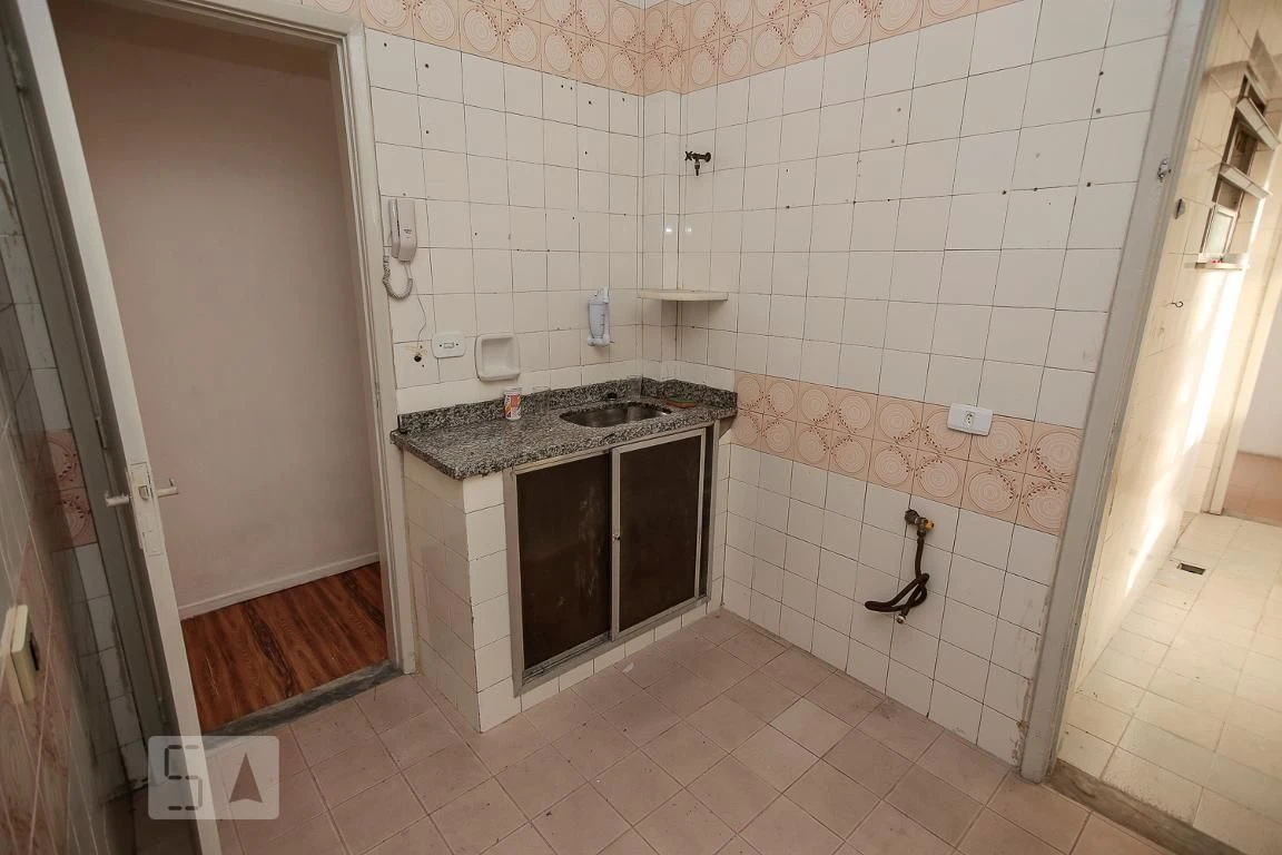 Wood or laminate floors in a 3-bedroom apartment, 88 m² — photo 7