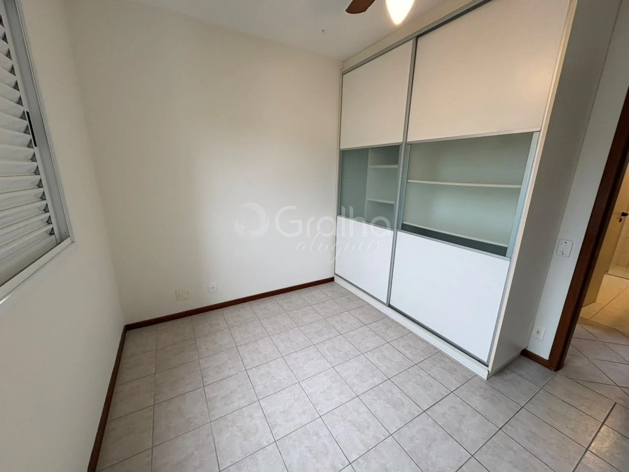 3-bedroom apartment in a building with a pool — photo 13