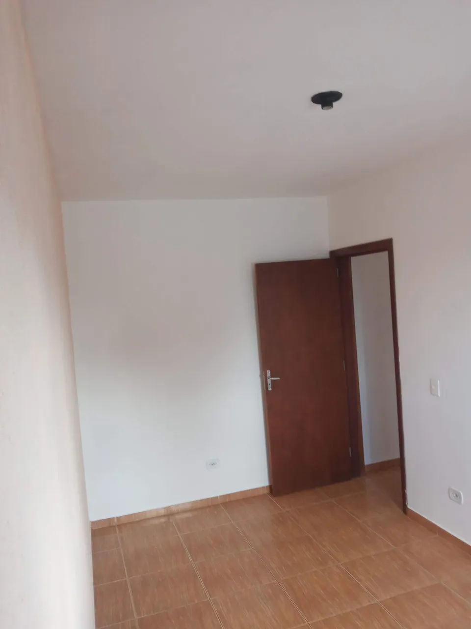 Unfurnished 2-bedroom apartment with glass shower