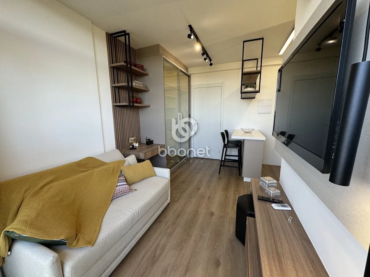 Furnished 1-bedroom apartment with glass balcony — photo 2