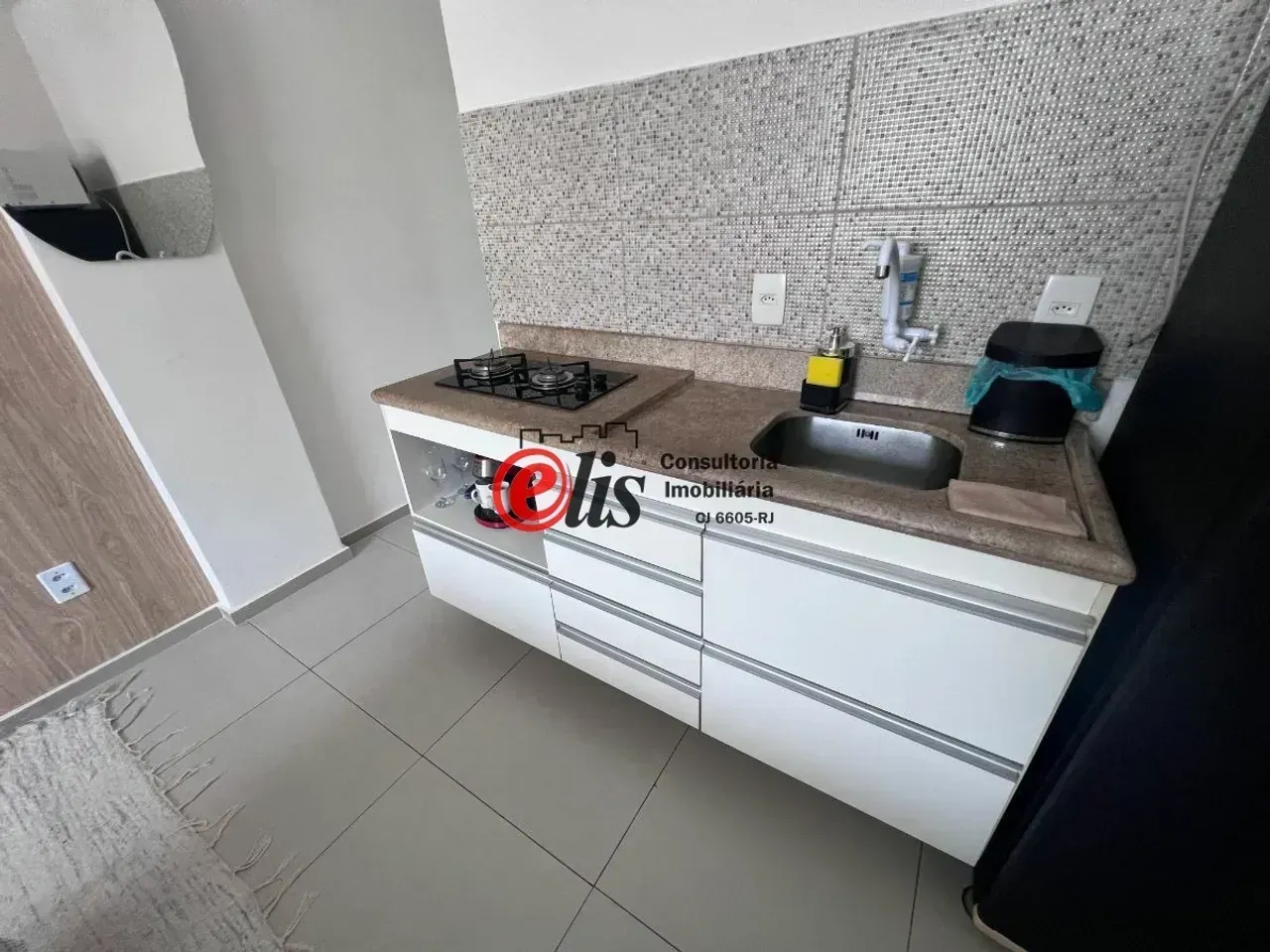 Furnished 1-bedroom apartment with compact kitchenette — photo 4
