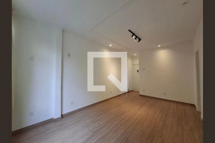 Wood or laminate floors in a 2-bedroom apartment, 68 m² — photo 16