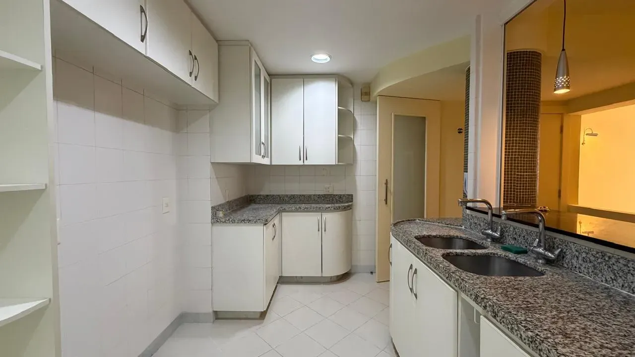 96 m² apartment with a walk-in closet and a home office — photo 11
