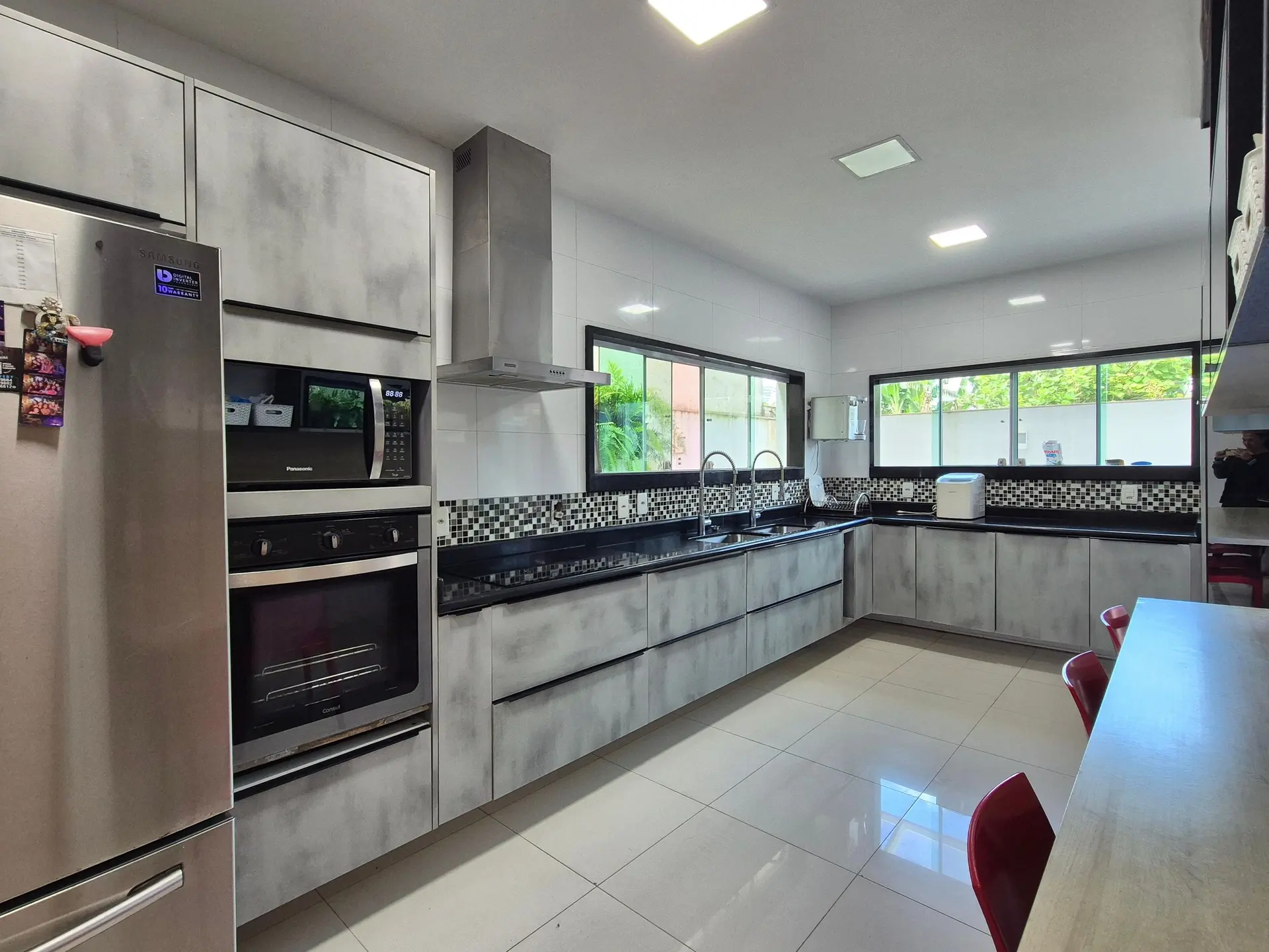 5-bedroom house with floor-to-ceiling windows — photo 2