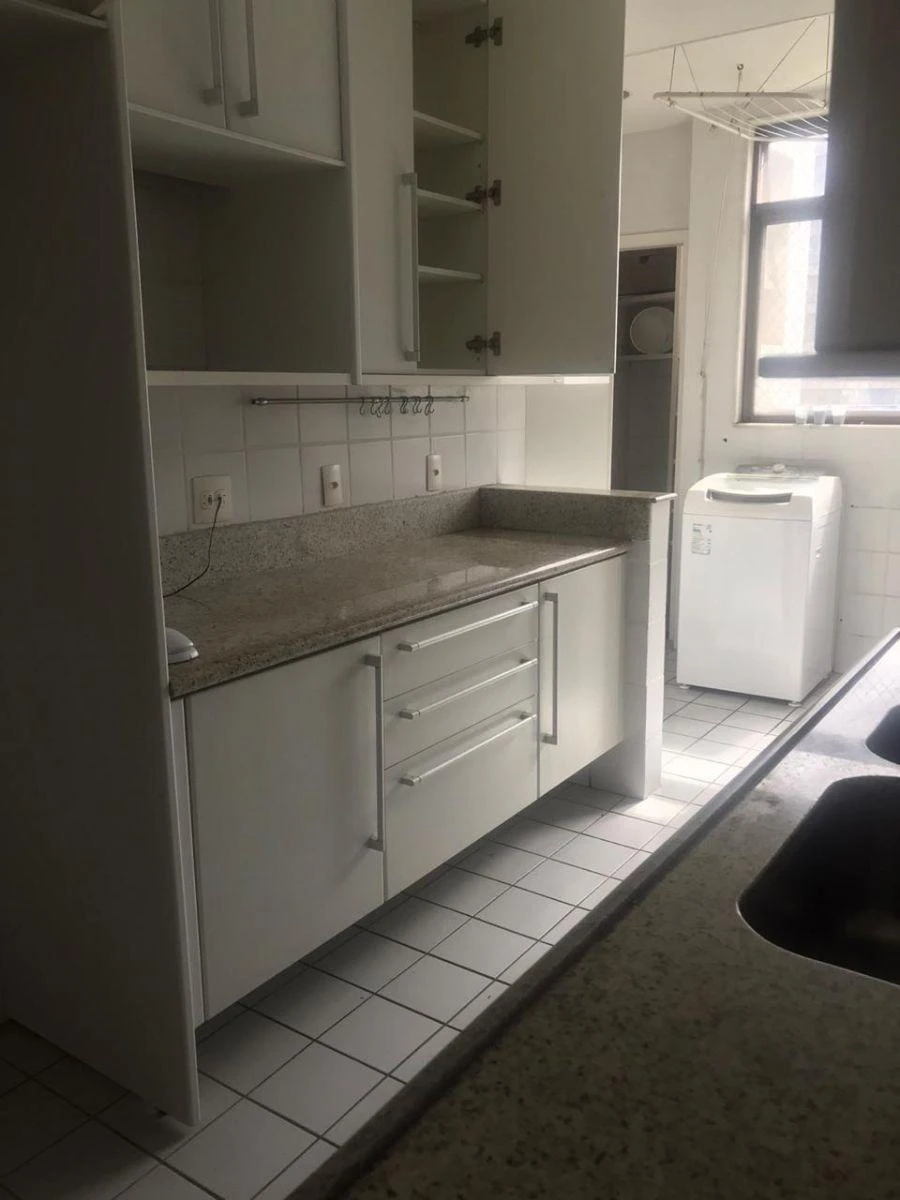 Bathtub in a 4-bedroom apartment, 238 m² — photo 13