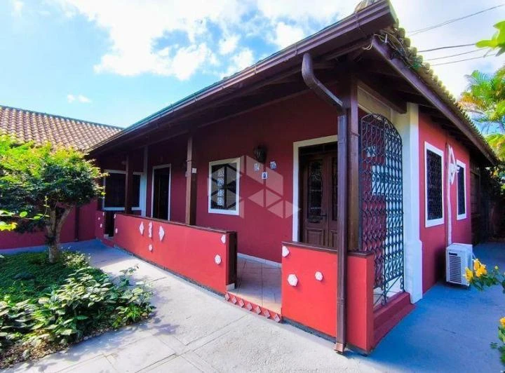 250 m² house with 4 bedrooms and built-in balcony grill — photo 2