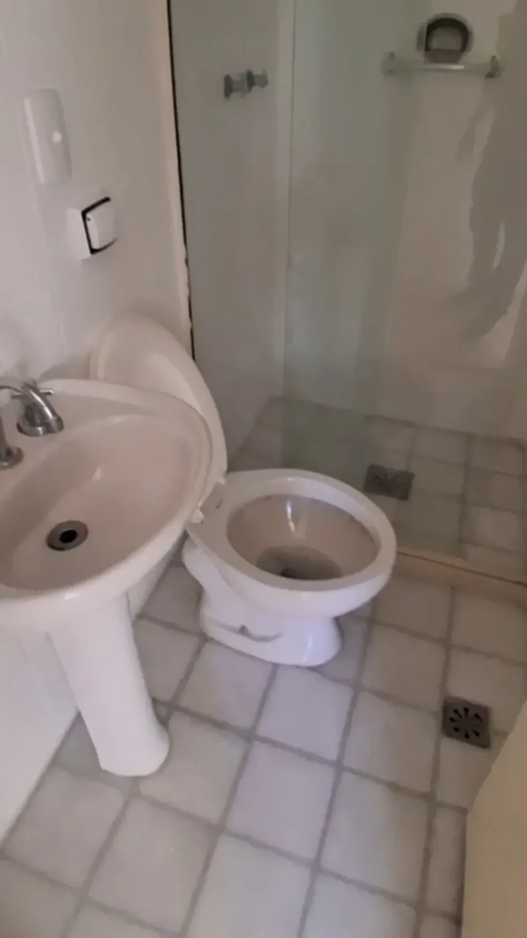 3-bedroom apartment with a gas stove and 1 parking spot
