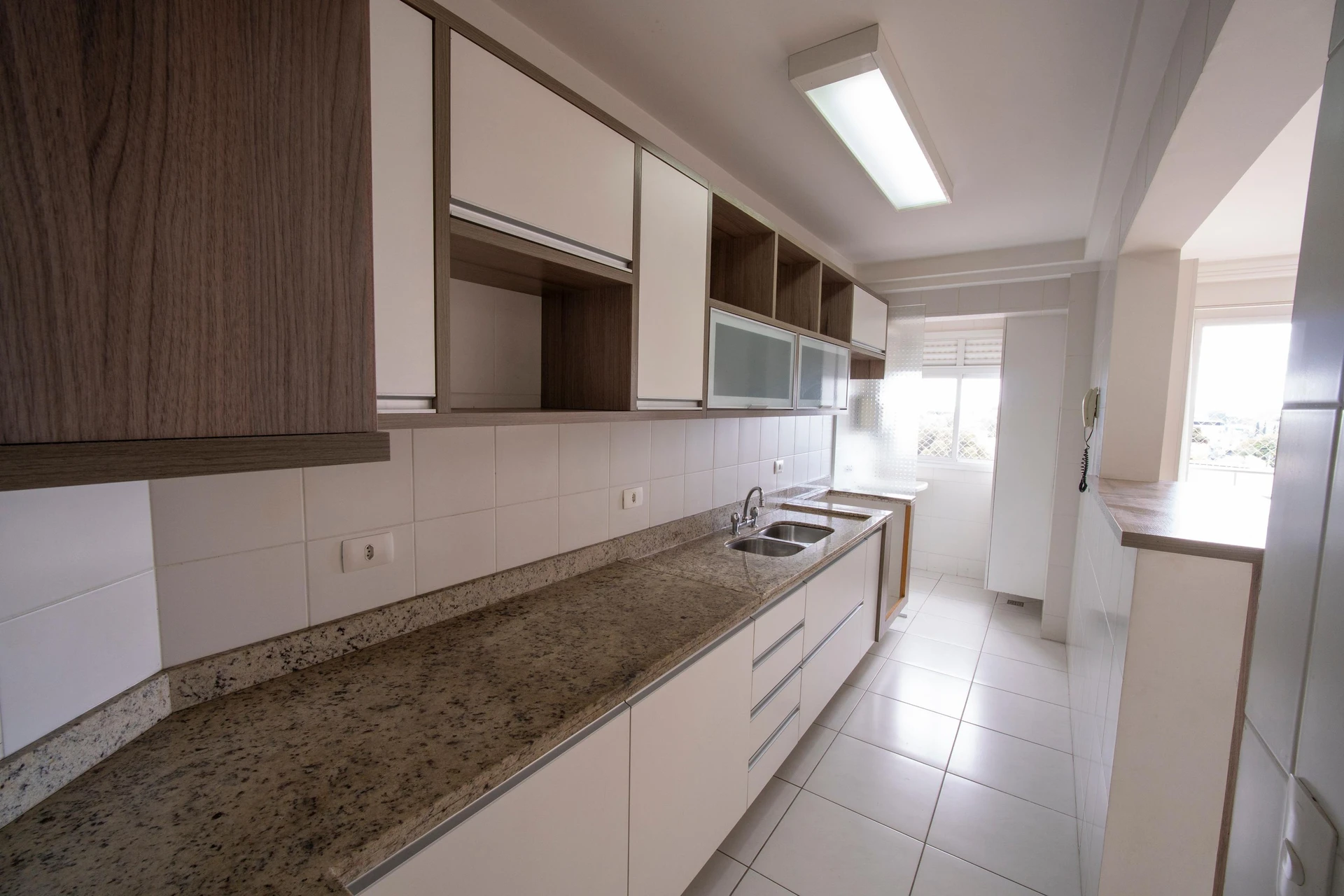 Apartamento com cozinha integrada e 2 quartos, 1 suíte