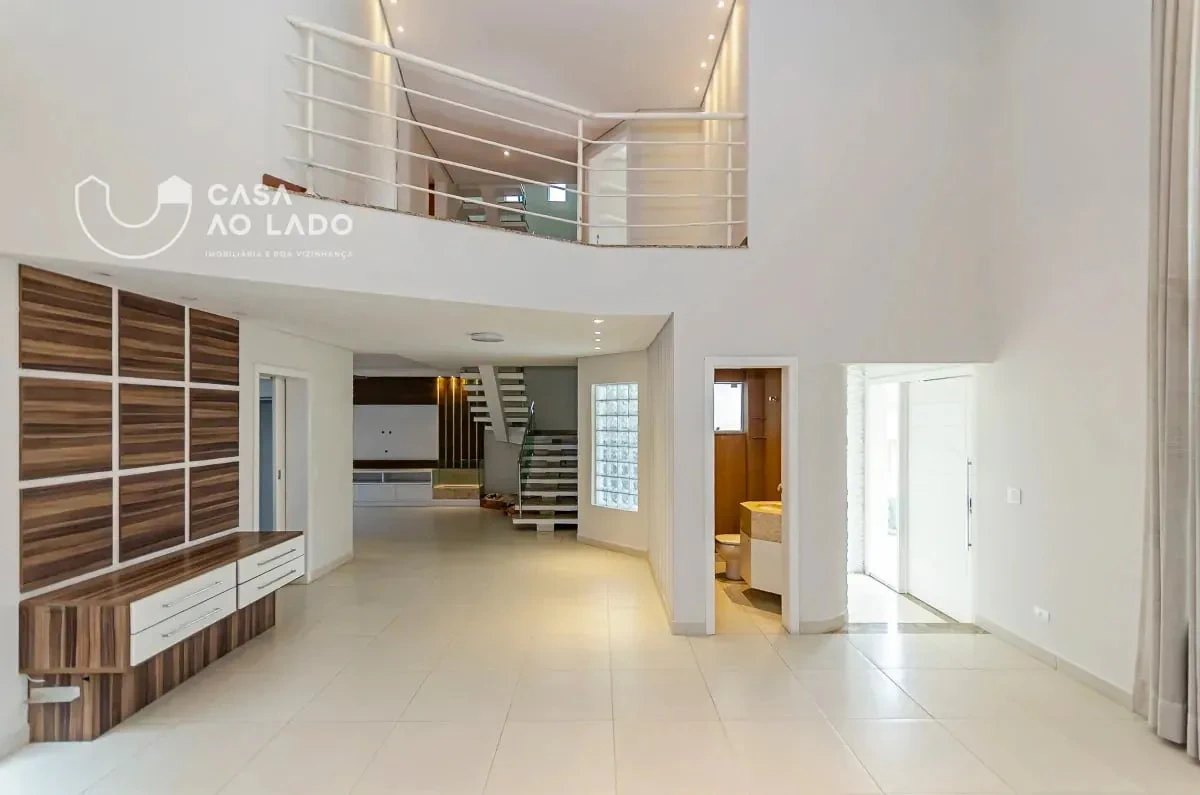 Balcony with a grill in a 3-bedroom house, 264 m² — photo 11